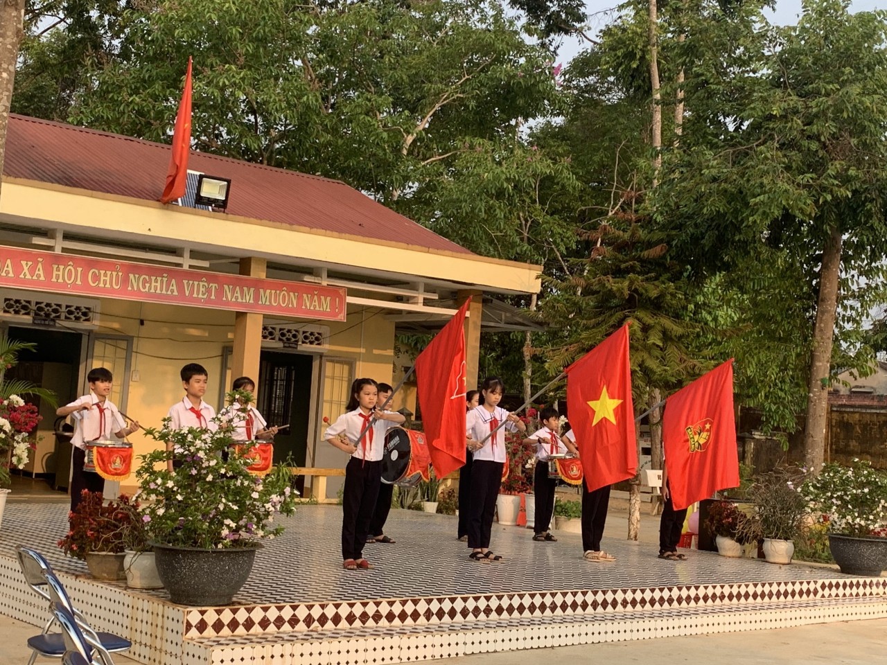 Tổ chức  ngày hội "Thiếu nhi vui khỏe - Tịến buớc lên Đoàn"  của Trường tiểu học Nguyễn Khuyến